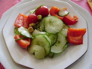 Салат из красного перца и огурцов
